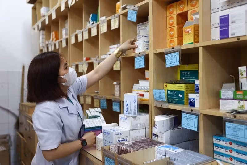 Trong đợt công bố danh mục thuốc, nguyên liệu làm thuốc được Bộ Y tế cấp mới, gian hạn giấy đăng ký lưu hành mới nhất này có gần 500 thuốc, nguyên liệu làm thuốc sản xuất trong nước và nước ngoài, thuốc có chứng minh tương đương sinh học...