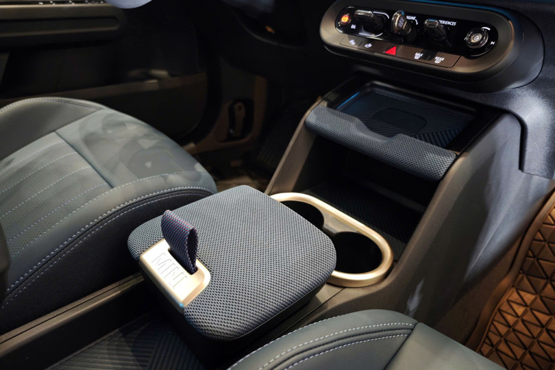 Yên ngựa bọc vải tái chế mới với hộc chứa đồ rộng rãi và đế sạc không dây.