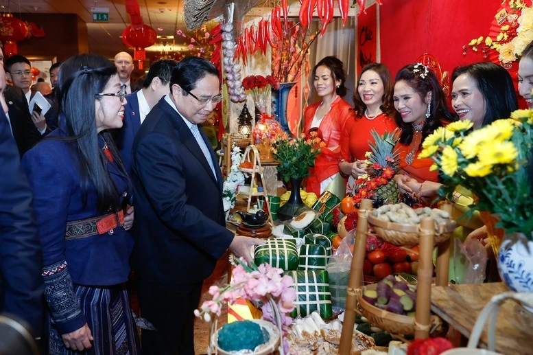 Thủ tướng Phạm Minh Chính và Phu nhân tham quan các gian hàng tại chương trình "Xuân Quê hương Ất Tỵ 2025" - Ảnh: VGP/Nhật Bắc