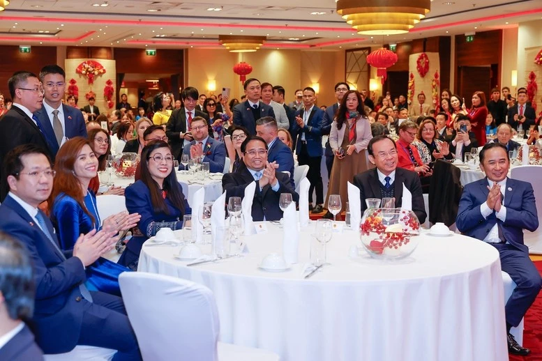 Thủ tướng Phạm Minh Chính và Phu nhân dự chương trình "Xuân Quê hương Ất Tỵ 2025" tại thủ đô Warsaw - Ảnh: VGP/Nhật Bắc