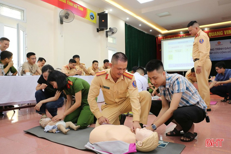 Lecturers from the provincial general hospital directly instruct some first aid skills for the community. bqbht_br_anh-2.jpg