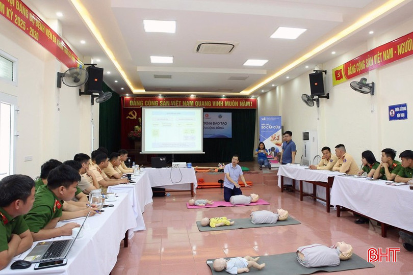 Doctor Tran Tien - Deputy Head of the Emergency and Anti-Poison Department of the Provincial General Hospital guides some basic operations in first aid for accident victims. bqbht_br_anh-1.jpg