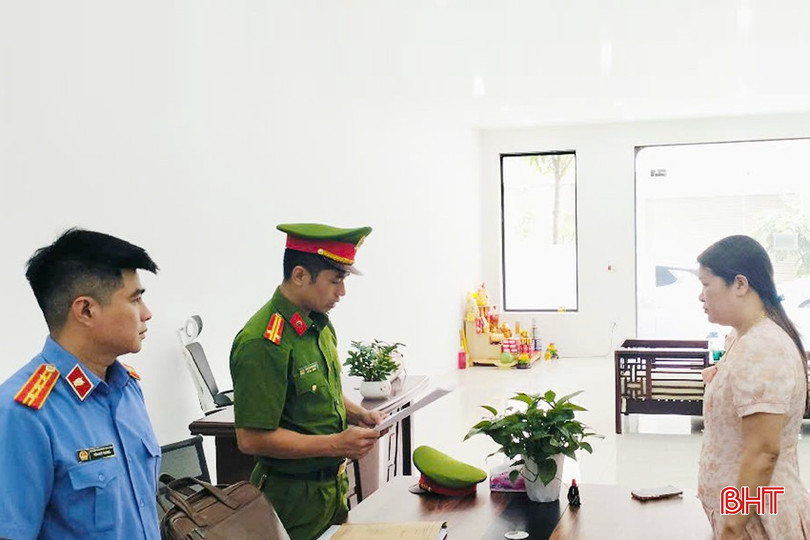 Cơ quan điều tra đọc lệnh bắt đối tượng Trịnh Thị Dung. bqbht_br_co-quan-dieu-tra-doc-lenh-bat-doi-tuong-trinh-thi-dungnguyen-van-binh-2.jpg