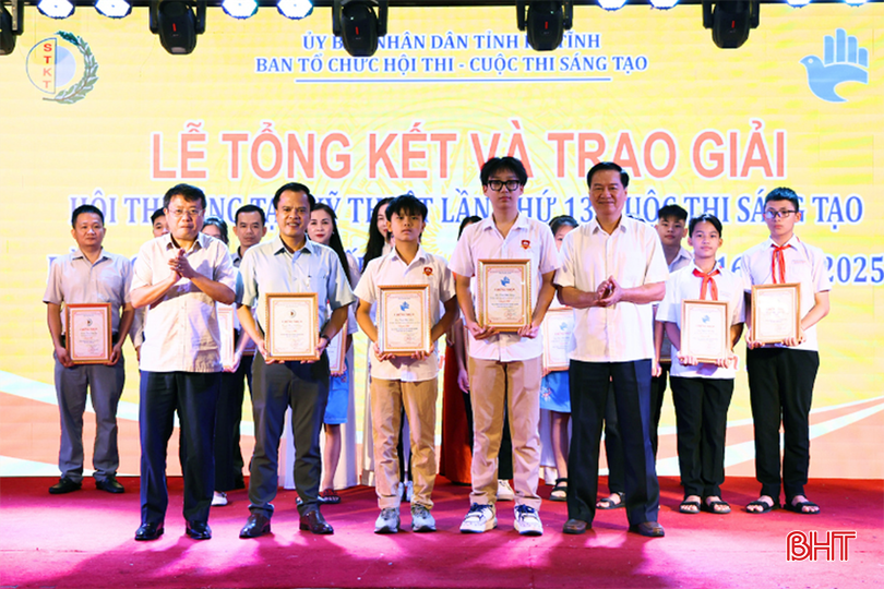 Phó Chủ tịch UBND tỉnh Dương Tất Thắng và Chủ tịch Liên hiệp các Hội KHKT Đỗ Khoa Văn trao giải nhất Hội thi cho đại diện nhóm tác giả Trần Viết Cường - Vũ Dương Quỳnh - Mai Văn Tịnh (Trường Đại Hà Tĩnh) với đề tài: "Lò phân nhiệt sản xuất than sinh học và giấm gỗ phục vụ sản xuất nông nghiệp theo hướng bền vững"; trao giải nhất Cuộc thi cho nhóm tác giả Trần Nhật Quang - Trần Nhật Quân (Trường Hội nhập Quốc tế iSchool Hà Tĩnh) với đề tài "Web hướng dẫn du lịch Hà Tĩnh". bqbht_br_trao-giai-nhat.png