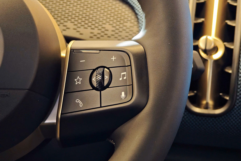 Vô lăng trên Countryman 2025 được làm nhỏ hơn so với bản tiền nhiệm. Thay vì vô lăng 3 chấu, bản mới được bổ sung một dây vải trang trí.