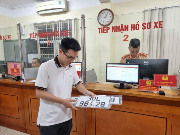 Người dân đăng ký xe tại cơ quan Công an.