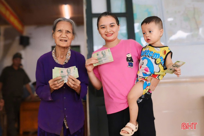 Người dân thôn Công Đẳng - xã Hương Sơn phấn khởi nhận quà Tết Độc lập của Nhà nước. Ảnh: Ánh Dương bqbht_br_bf8a29217124fa7aa335.jpg