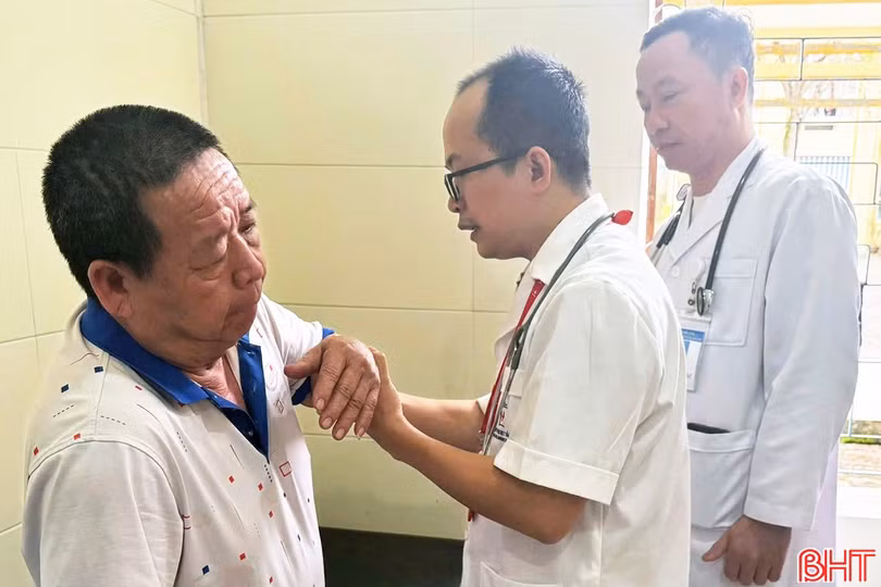bac-sy-ckii-trinh-huy-binh-chuyen-nganh-co-xuong-khop-kiem-tra-suc-khoe-benh-nhan-tai-trung-tam-y-te-huong-khe.jpg