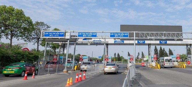 Cả nước còn rất nhiều xe vẫn chưa thực hiện việc cấp đổi chứng nhận đăng ký xe để phù hợp với màu của biển số xe theo quy định. (Ảnh: PV/Vietnam+)