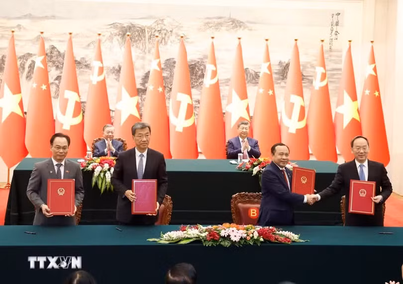 Lễ ký Bản Ghi nhớ về hợp tác giáo dục nghề nghiệp giữa Bộ Giáo dục và Đào tạo Việt Nam với Bộ Giáo dục Trung Quốc và ký Bản ghi nhớ về hợp tác trong lĩnh vực công nghệ số giữa Bộ Khoa học và Công nghệ Việt Nam với Bộ Công nghiệp và Công nghệ thông tin Trung Quốc. (Ảnh: Thống Nhất/TTXVN)