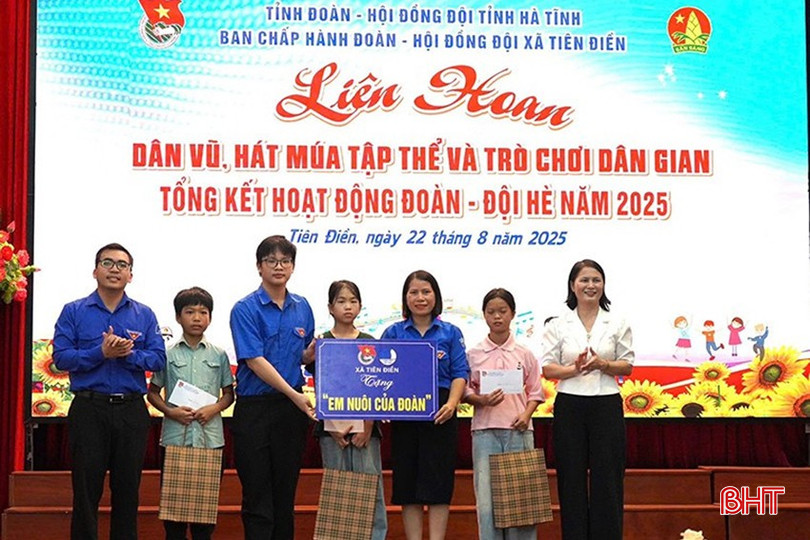 Đoàn xã Tiên Điền trao quà hỗ trợ cho các em nuôi. bqbht_br_image.jpg
