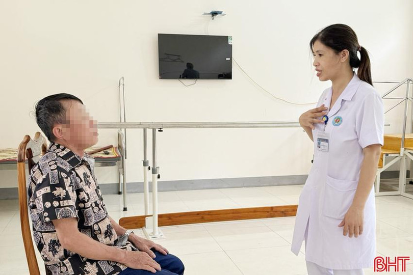 Bệnh nhân COPD được hướng dẫn các bài tập và chế độ sinh hoạt để duy trì, phục hồi chức năng hô hấp. cl-1a-9244.jpg