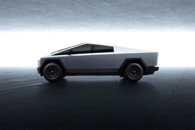 Cơ cấu 1 động cơ điện mang đến khả năng tăng tốc từ 0 lên 97 km/h trong 6,2 giây trước khi đạt tốc độ tối đa 180 km/h. Xe không được trang bị hệ thống treo khí nén nên khoảng sáng gầm vẫn giữ nguyên 243 mm.