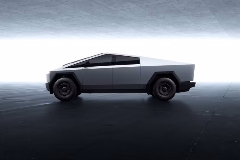 Cơ cấu 1 động cơ điện mang đến khả năng tăng tốc từ 0 lên 97 km/h trong 6,2 giây trước khi đạt tốc độ tối đa 180 km/h. Xe không được trang bị hệ thống treo khí nén nên khoảng sáng gầm vẫn giữ nguyên 243 mm.