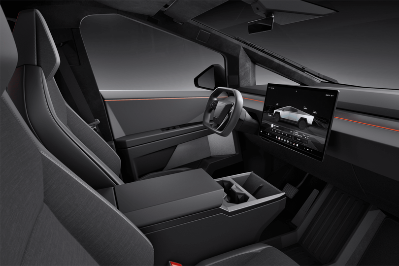 Nội thất của Tesla Cybertruck Long Range ở mức đủ dùng với ghế bọc chất liệu Textile màu đen có sưởi, hệ thống âm thanh tiêu chuẩn 7 loa, màn hình trung tâm 18.5 inch nhưng không được trang bị màn hình sau 9.4 inch.