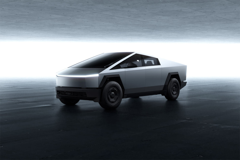 Nhằm mở rộng dải sản phẩm, Tesla đã giới thiệu phiên bản tiêu chuẩn Cybertruck Long Range tại thị trường Mỹ. So với phiên bản AWD hay Cyberbeast, xe chỉ có một động cơ điện với hệ dẫn động cầu sau.