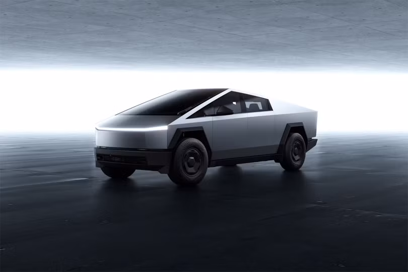 Nhằm mở rộng dải sản phẩm, Tesla đã giới thiệu phiên bản tiêu chuẩn Cybertruck Long Range tại thị trường Mỹ. So với phiên bản AWD hay Cyberbeast, xe chỉ có một động cơ điện với hệ dẫn động cầu sau.