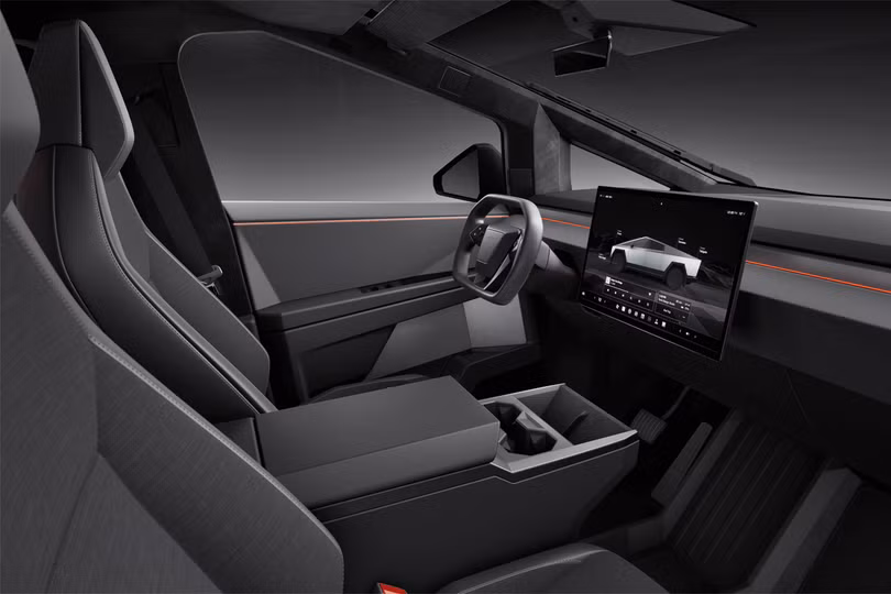 Nội thất của Tesla Cybertruck Long Range ở mức đủ dùng với ghế bọc chất liệu Textile màu đen có sưởi, hệ thống âm thanh tiêu chuẩn 7 loa, màn hình trung tâm 18.5 inch nhưng không được trang bị màn hình sau 9.4 inch.