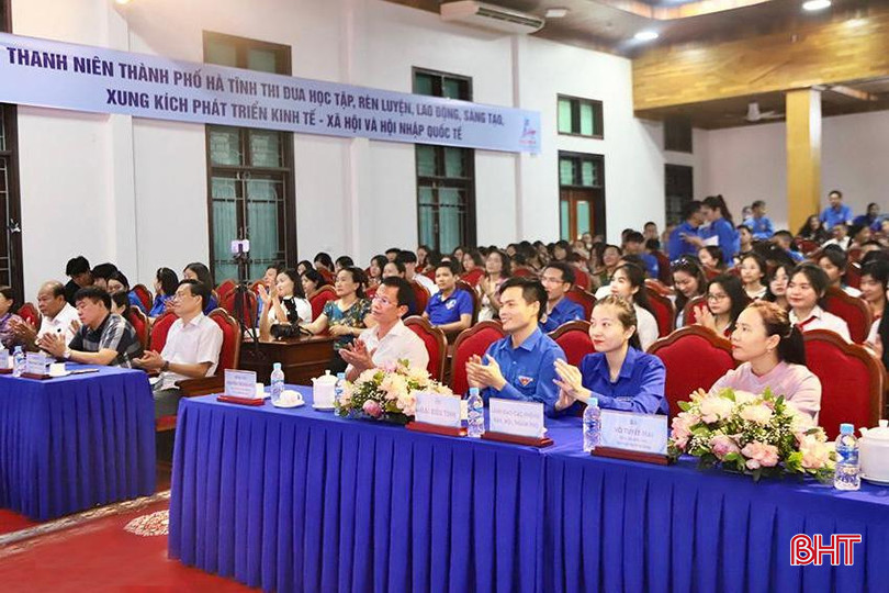 Đại biểu tham dự chương trình. 4-9070.jpg