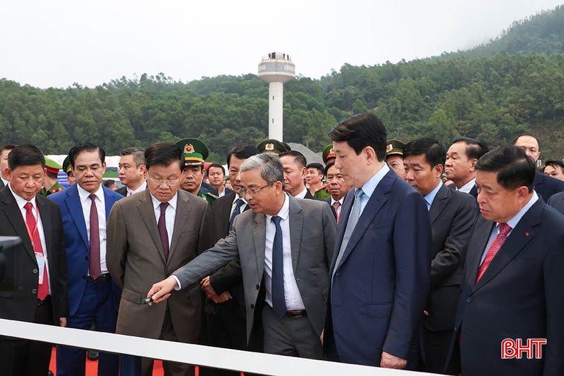 Hà Tĩnh thường xuyên tổ chức các sự kiện, lễ kỷ niệm lớn, đón nhiều đoàn lãnh đạo cấp cao về thăm, làm việc. Trong ảnh: Sau khi tham dự lễ khánh thành Bến số 3 Cảng quốc tế Lào - Việt, Tổng Bí thư - Chủ tịch nước CHDCND Lào Thongloun Sisoulith và Chủ tịch nước CHXHCN Việt Nam Lương Cường dẫn đầu đoàn đại biểu cấp cao 2 nước đến tham quan Bến số 3. bqbht_br_aimg-0541.jpg