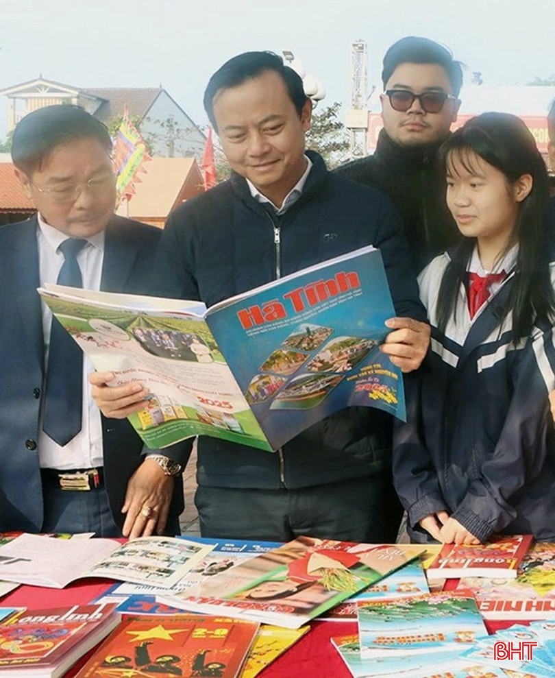 Trưởng ban Tuyên giáo và Dân vận Tỉnh ủy Hà Văn Hùng, Phó Trưởng ban Tuyên giáo và Dân vận Tỉnh ủy Nguyễn Xuân Hải - Chủ tịch Hội Nhà báo Hà Tĩnh cùng các đại biểu tham quan các gian trưng bày bên lề Hội Báo xuân 2025. bqbht_br_z6236671762607-54bd35c893ba0888986506b7ce046fd3-1.jpg