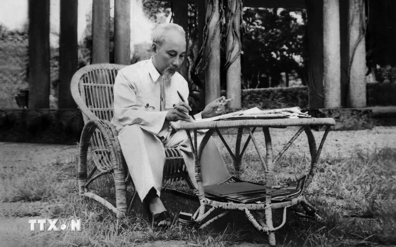 Sinh thời, Chủ tịch Hồ Chí Minh thường xuyên dành thời gian đọc, nhận xét và trực tiếp duyệt tin, bài của TTXVN. (Ảnh: TTXVN). ttxvn-chu-tich-ho-chi-minh-bao-c.jpg