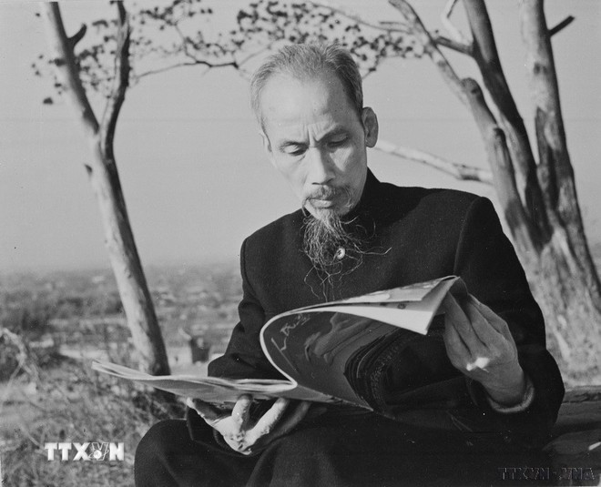 Chủ tịch Hồ Chí Minh đọc báo trước ngôi nhà nghỉ của Người khi sang thăm Trung Quốc, năm 1953. (Ảnh: TTXVN) Chủ tịch Hồ Chí Minh đọc báo trước ngôi nhà nghỉ của Người khi sang thăm Trung Quốc, năm 1953. (Ảnh: TTXVN)