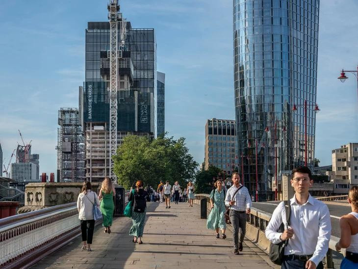 Người đi bộ băng qua một cây cầu bắc qua sông Thames ở London, Anh - Ảnh: THE NEW YORK TIMES Người đi bộ băng qua một cây cầu bắc qua sông Thames ở London, Anh - Ảnh: THE NEW YORK TIMES