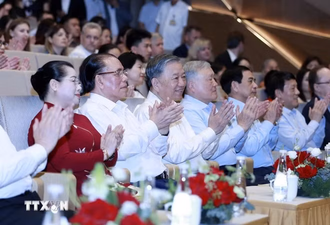 Tổng Bí thư Tô Lâm cùng các đại biểu tham dự chương trình nghệ thuật 'Bài ca Chiến thắng.' (Ảnh: Phạm Kiên/TTXVN)