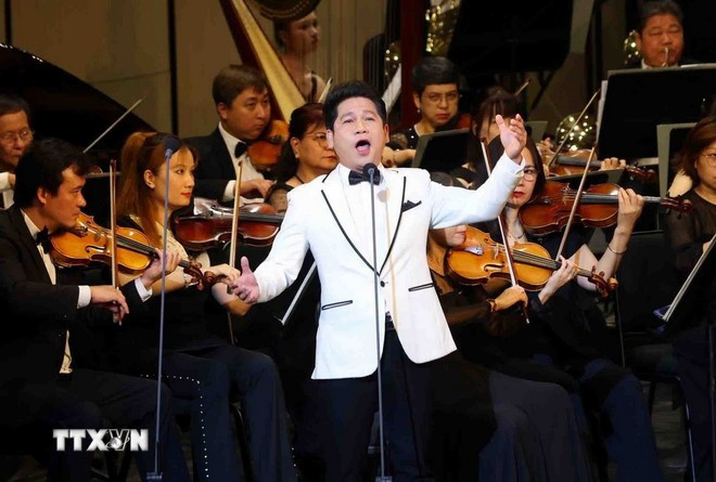 Một tiết mục nghệ thuật tại chương trình. (Ảnh: Phạm Kiên/TTXVN) Một tiết mục nghệ thuật tại chương trình. (Ảnh: Phạm Kiên/TTXVN)