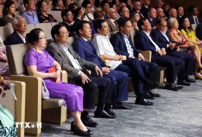 Các đồng chí lãnh đạo tham dự chương trình nghệ thuật. (Ảnh: Phạm Kiên/TTXVN) Các đồng chí lãnh đạo tham dự chương trình nghệ thuật. (Ảnh: Phạm Kiên/TTXVN)