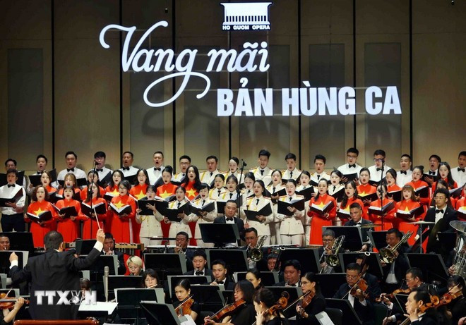 Chương trình nghệ thuật do dàn nhạc giao hưởng Việt Nam biểu diễn. (Ảnh: Phạm Kiên/TTXVN) Chương trình nghệ thuật do dàn nhạc giao hưởng Việt Nam biểu diễn. (Ảnh: Phạm Kiên/TTXVN)