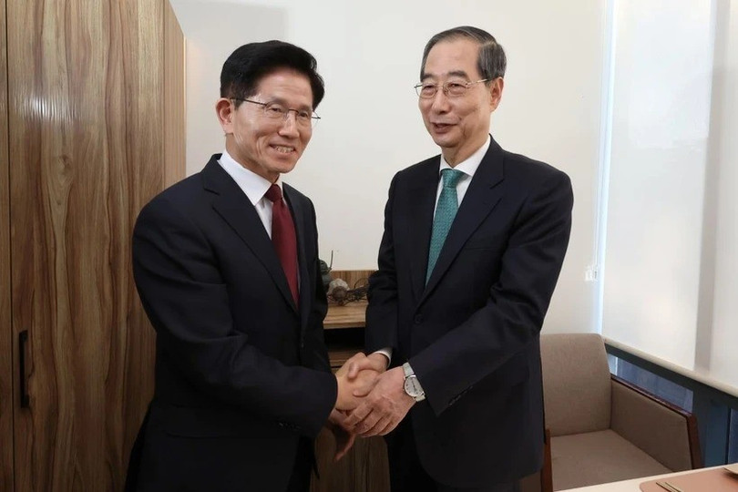 Ứng cử viên Tổng thống của đảng PPP Kim Moon Soo (trái) và cựu Thủ tướng Hàn Quốc Han Duck Soo tại cuộc gặp ở Seoul ngày 7/5/2025. (Ảnh: Yonhap/TTXVN). han-quocjpg.jpg