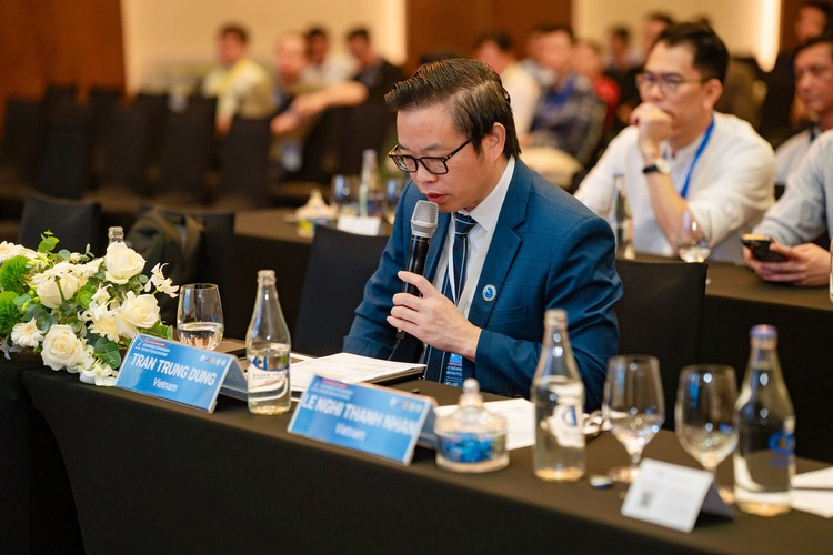 GS.TS.BS Trần Trung Dũng (Giám đốc Trung tâm Chấn thương chỉnh hình & Y học thể thao - BVĐK Quốc tế Vinmec) trong vai trò chủ tọa phiên thảo luận về công nghệ in 3D tại hội nghị anh-4.jpg