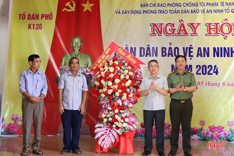 Chủ nhiệm UBKT Tỉnh ủy Hà Văn Trọng và lãnh đạo Công an tỉnh tặng hoa chúc mừng cán bộ, Nhân dân TDP K130. Ảnh: Nga Nguyễn Đại biểu tỉh tặng hoa cho cán bộ và nhân dân TDP K130.jpeg