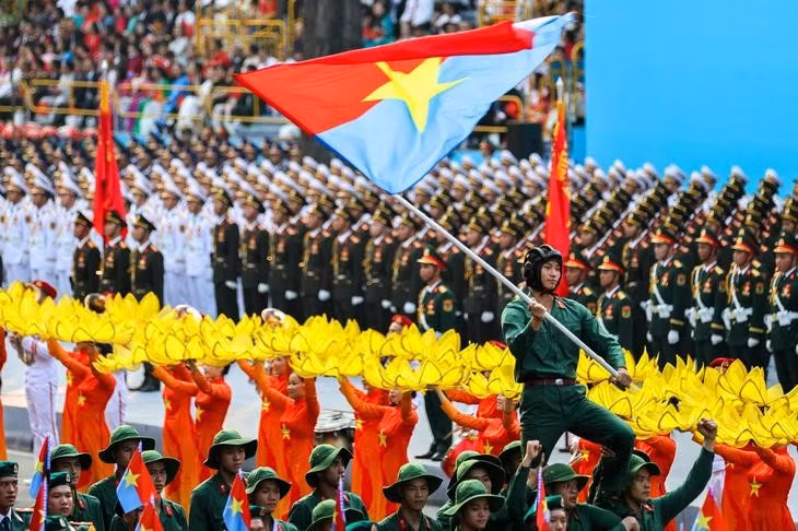 Lễ kỷ niệm 50 năm Ngày Giải phóng miền Nam, thống nhất đất nước tại TP.HCM sáng 30-4 - Ảnh: REUTERS