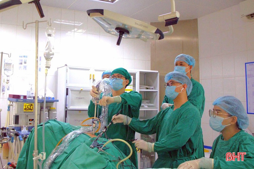 Doctors at Hue Central Hospital perform surgery on a patient at Thanh Sen Medical Center. bqbht_br_bv-trung-uong-hue-phau-thuat-benh-nhan-ttyt-thanh-sen.jpg