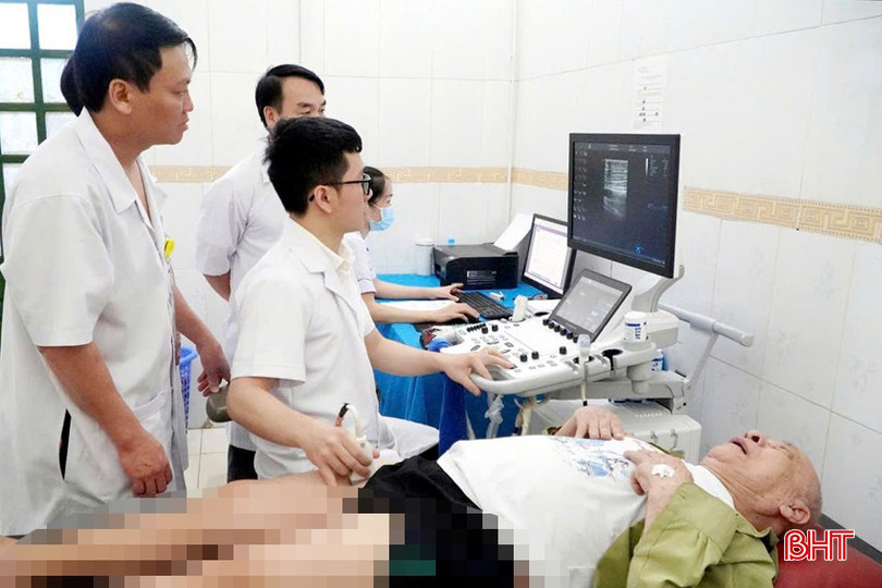 Doctors from Hanoi Medical University Hospital examine and transfer imaging diagnostic techniques at Huong Khe Medical Center. bqbht_br_bs-benh-vien-dh-y-ha-noi-tham-kham-chuyen-giao-ky-thuat-chan-doan-hinh-anh-ttyt-huong-khe.jpg