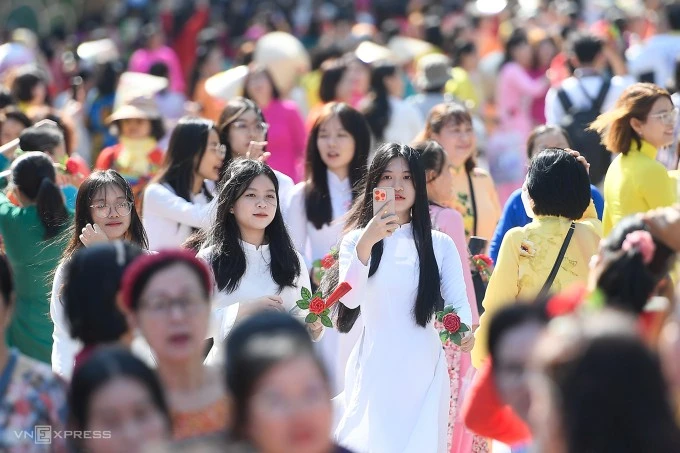 Thiếu nữ TP HCM trong ngày hội áo dài. Ảnh: Thanh Tùng