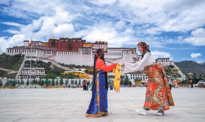Du khách ở cung điện Potala, Tây Tạng, Trung Quốc. Ảnh: China Daily