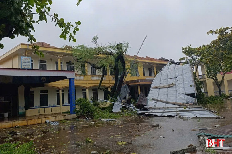 Dãy nhà học 2 tầng của Trường Tiểu học Đỉnh Bàn bị gió thổi bay mái tôn. bqbht_br_db.jpg