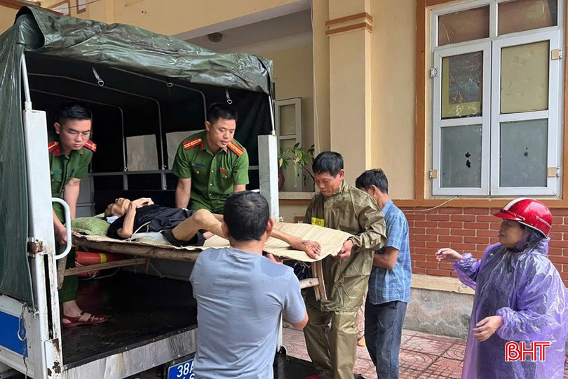 Công an xã Việt Xuyên kịp thời đưa ông Quang đến Trạm Y tế xã để điều trị. bqbht_br_cong-an-xa-viet-xuyen-kip-thoi-dua-ong-quang-den-tram-y-te-xa-de-dieu-tri-va-tranh-bao.jpg