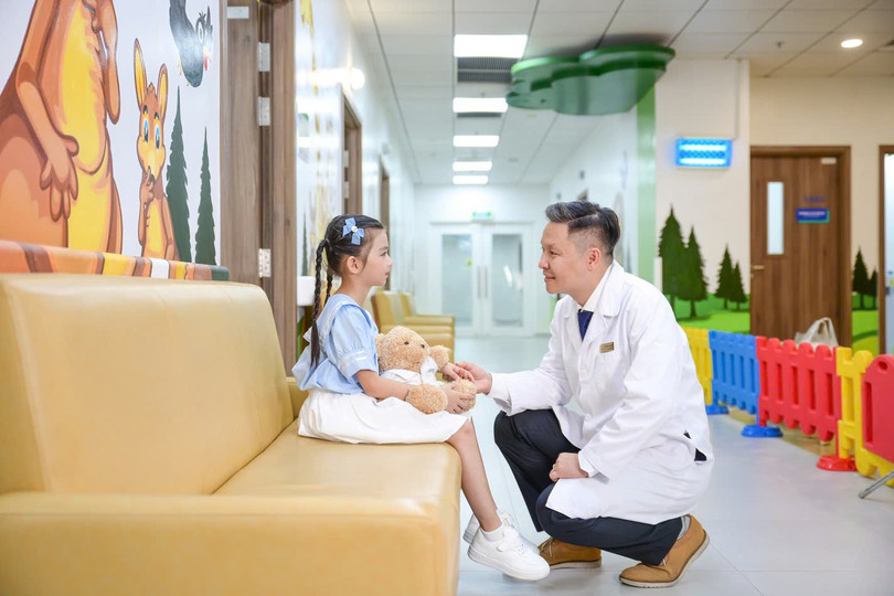 BS Chu Thanh Sơn thăm khám cho bệnh nhi anh-2.jpg