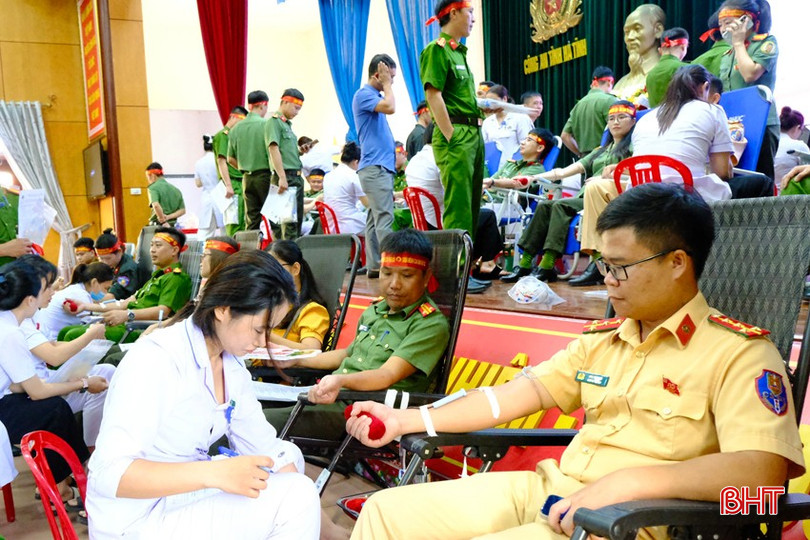 Sau 1 buổi phát động, hơn 350 cán bộ, đoàn viên Công an Hà Tĩnh đã hiến tặng 265 đơn vị máu. bqbht_br_can-bo-tham-gia-hien-mau.jpg