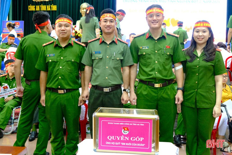 Dịp này, Ban Thanh niên Công an tỉnh đã phát động chương trình quyên góp ủng hộ mô hình “Em nuôi của đoàn”, thu hút đông đảo cán bộ chiến sỹ, đoàn viên thanh niên tham gia. bqbht_br_cbcs-tham-gia-ung-ho-mo-hinh-em-nuoi-cua-doan.jpg