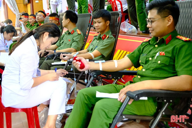 Cùng với số lượng máu đã hiến trực tiếp trước đó giúp nâng tổng số đơn vị máu đã hiến trong năm 2025 của CBCS Công an tỉnh là 457 đơn vị. bqbht_br_cb-hien-mau.jpg