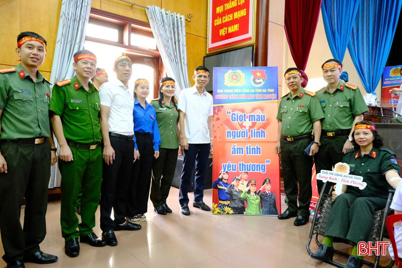 Với chủ đề “Giọt máu người lính - ấm tình yêu thương”, hơn 350 cán bộ, chiến sĩ công an đến từ các phòng, công an các xã, phường trong Công an Hà Tĩnh đã trực tiếp tham gia hiến máu. bqbht_br_365f60b0-41b5-425b-b77d-0fdb121d54a0-1-201-a.jpg