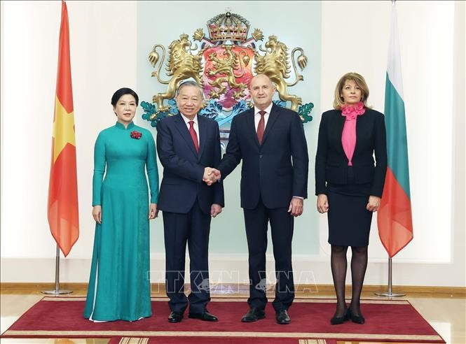 Tổng Bí thư Tô Lâm và Phu nhân với Tổng thống Cộng hòa Bulgaria Rumen Radev và Phu nhân tại Phủ Tổng thống. Ảnh: Thống Nhất/TTXVN