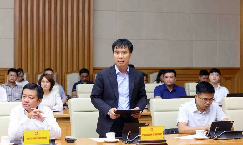Đại diện Tập đoàn Công nghiệp-Viễn thông Quân đội (Viettel) giới thiệu ứng dụng trợ lý ảo hỏi đáp về phân cấp phân quyền và phân định thẩm quyền của địa phương 2 cấp - Ảnh: VGP/Nguyễn Hoàng Đại diện Tập đoàn Công nghiệp-Viễn thông Quân đội (Viettel) giới thiệu ứng dụng trợ lý ảo hỏi đáp về phân cấp phân quyền và phân định thẩm quyền của địa phương 2 cấp - Ảnh: VGP/Nguyễn Hoàng
