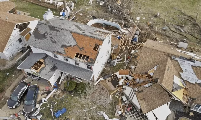 Những ngôi nhà bị hư hại sau khi một cơn lốc xoáy quét qua thành phố Florissant, bang Missouri, Mỹ, ngày 15/3. Ảnh: Reuters